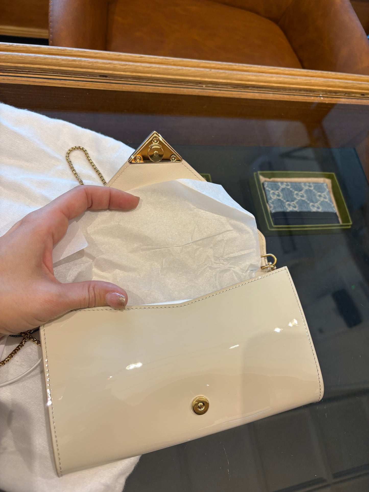 Prada in vernice con tracolla