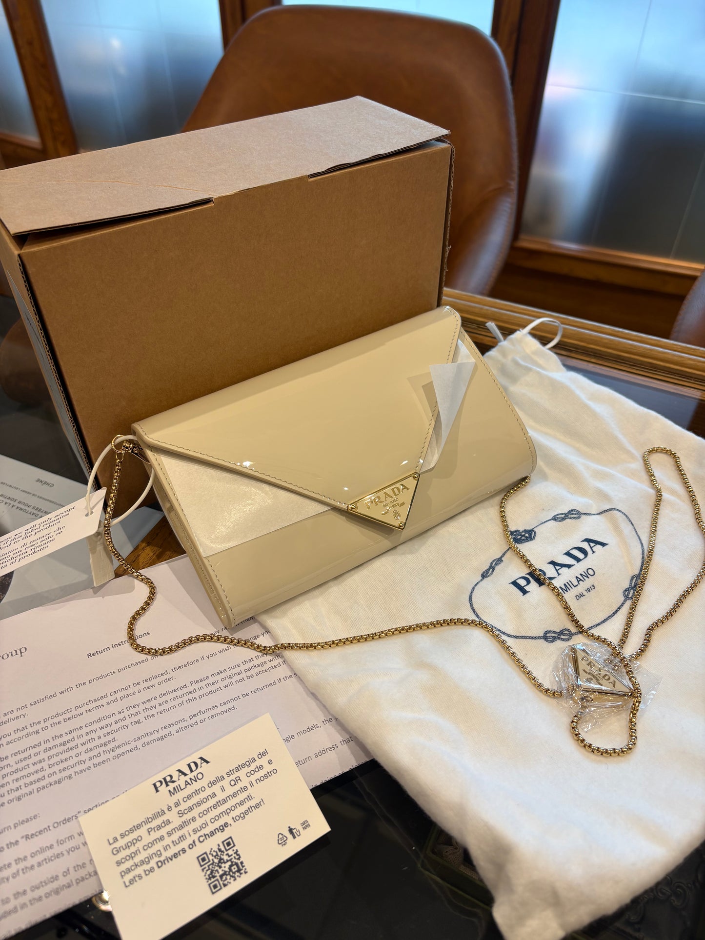 Prada in vernice con tracolla