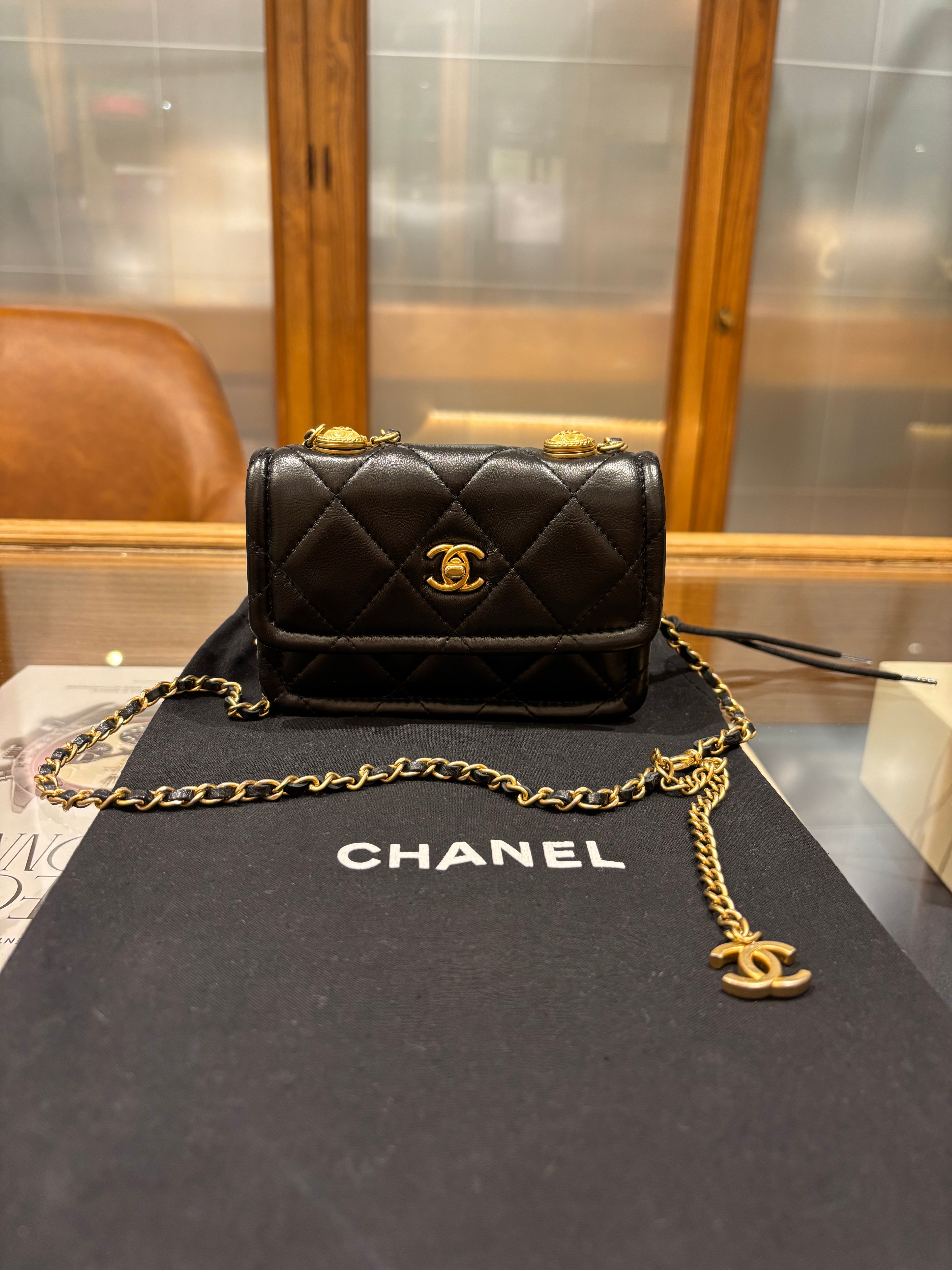 Chanel Mini Flap Bag con Ciondolo regolabile