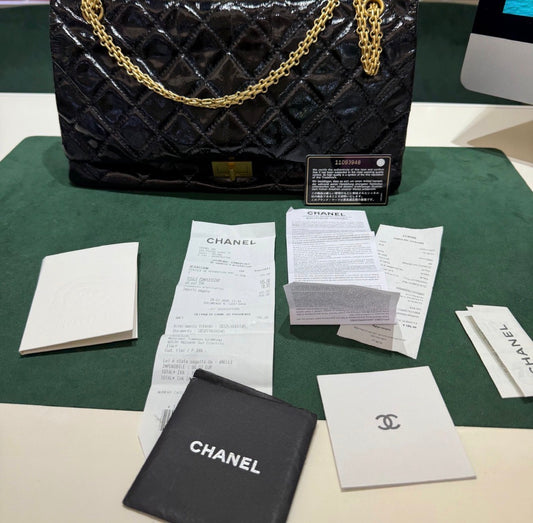 Chanel Maxy jumbo in vernice minuteria oro
