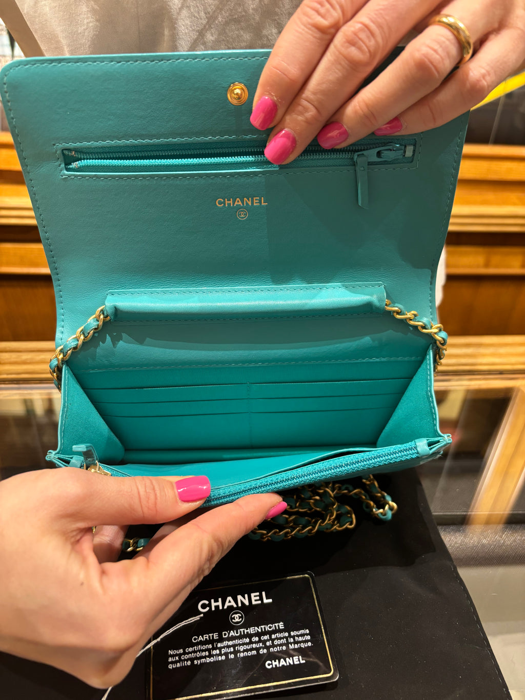 Chanel Wallet on chain (WOC)