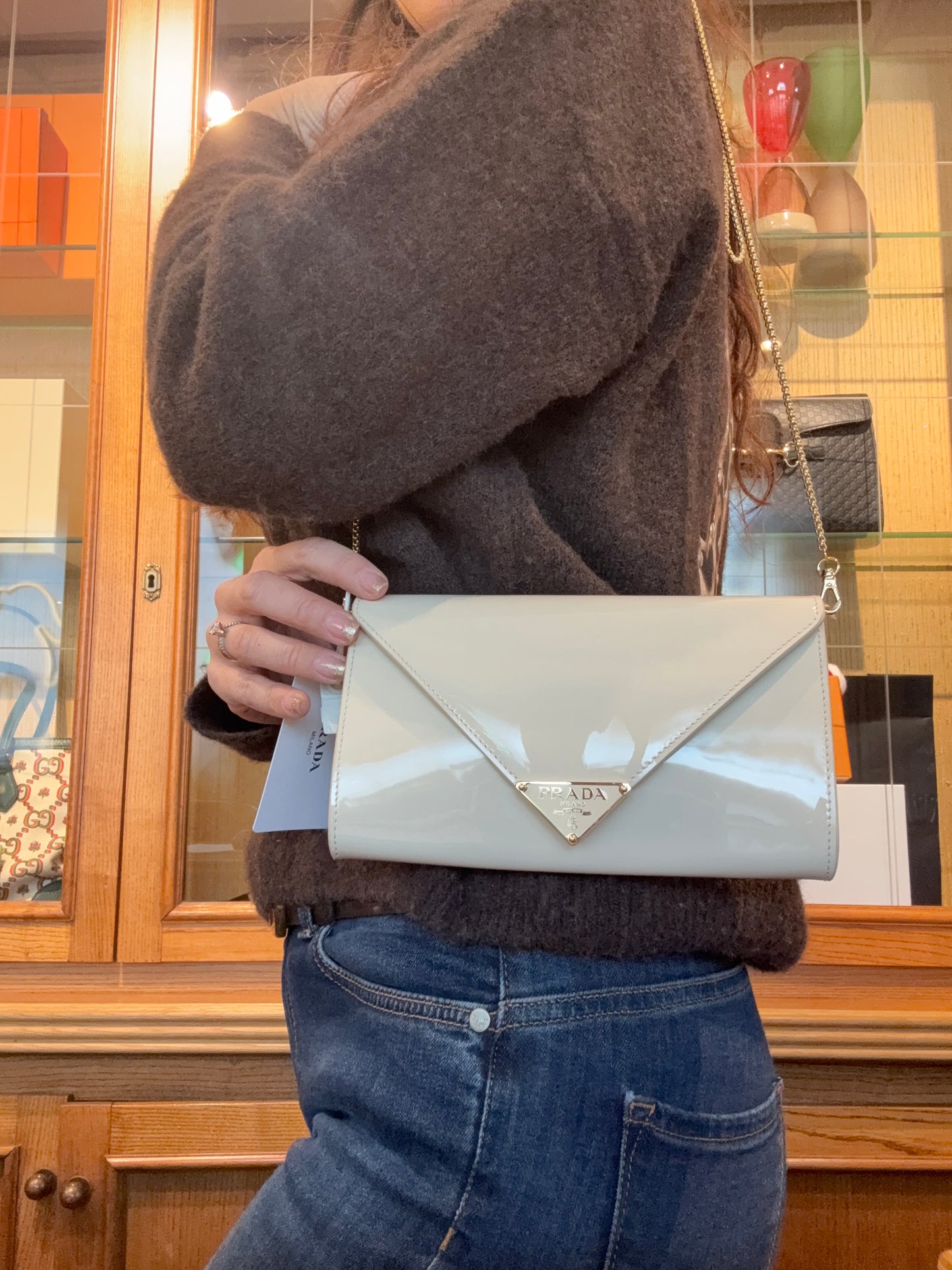 Prada in vernice con tracolla