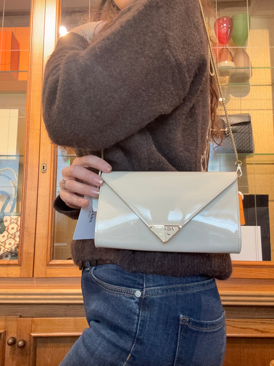 Prada in vernice con tracolla