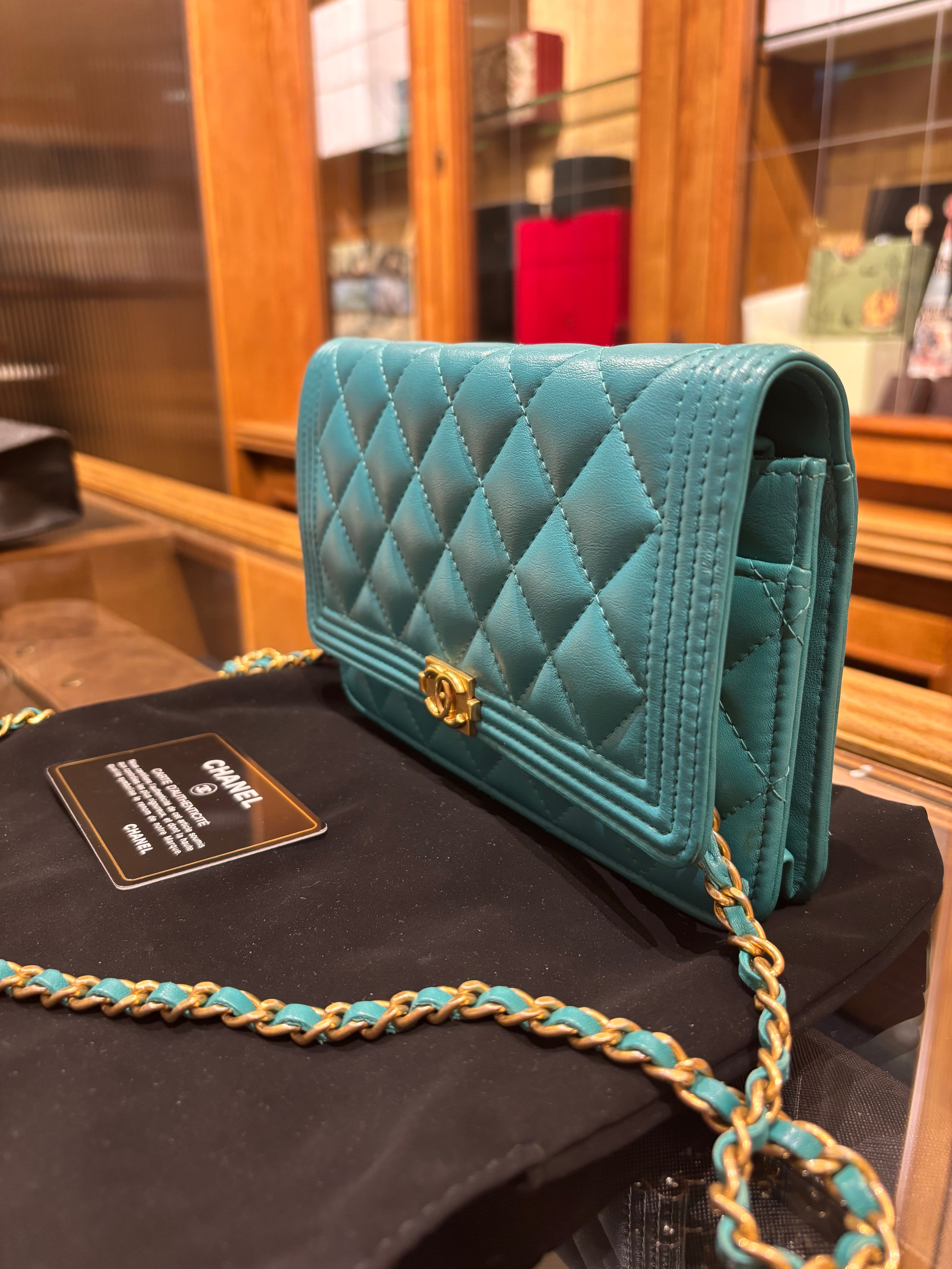 Chanel Wallet on chain (WOC)