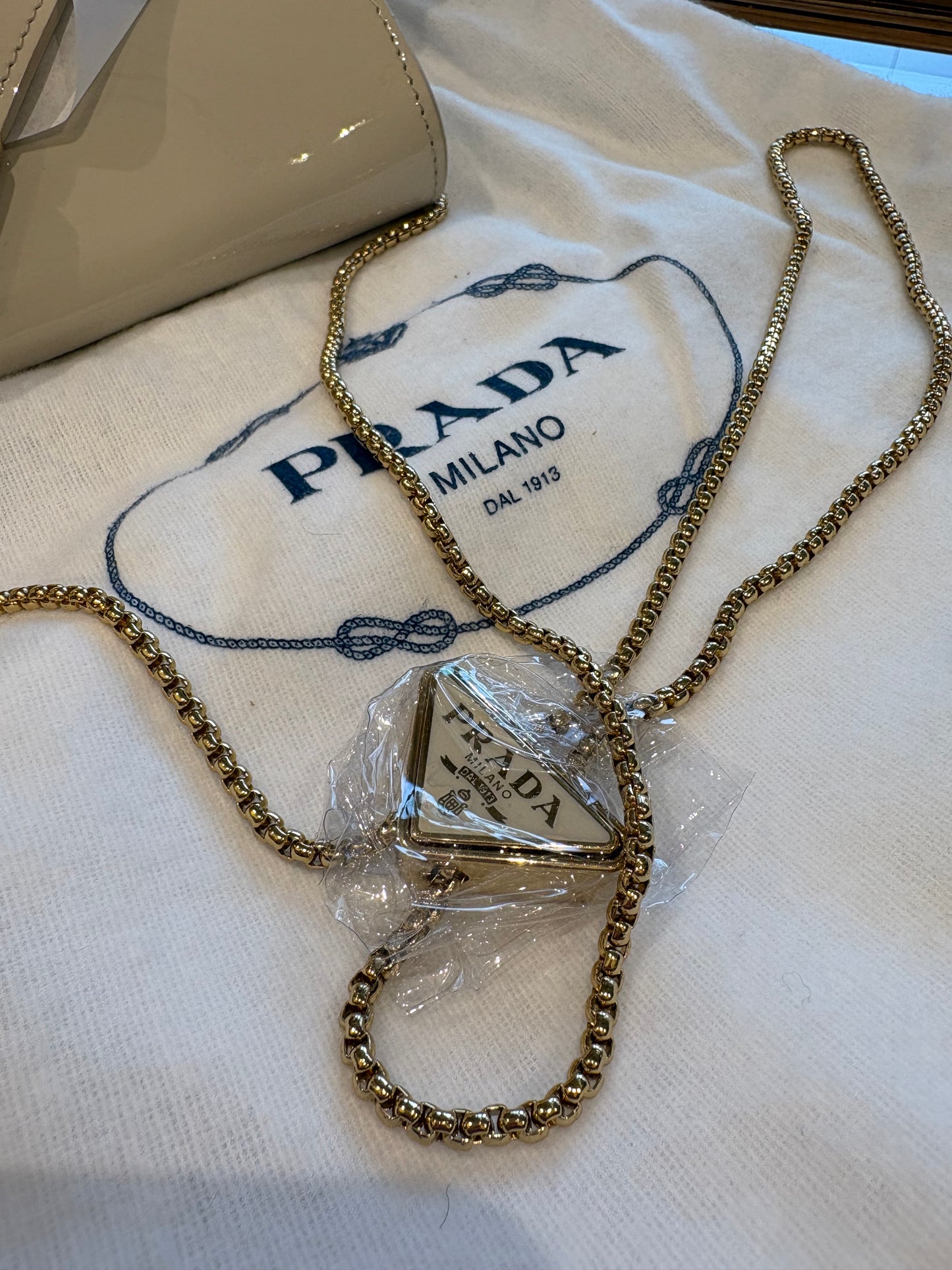 Prada in vernice con tracolla