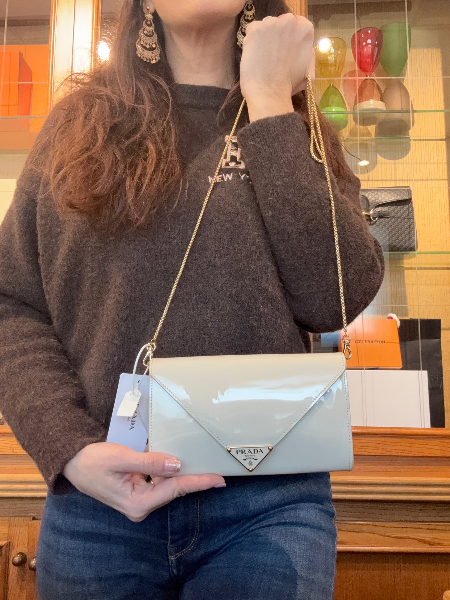 Prada in vernice con tracolla