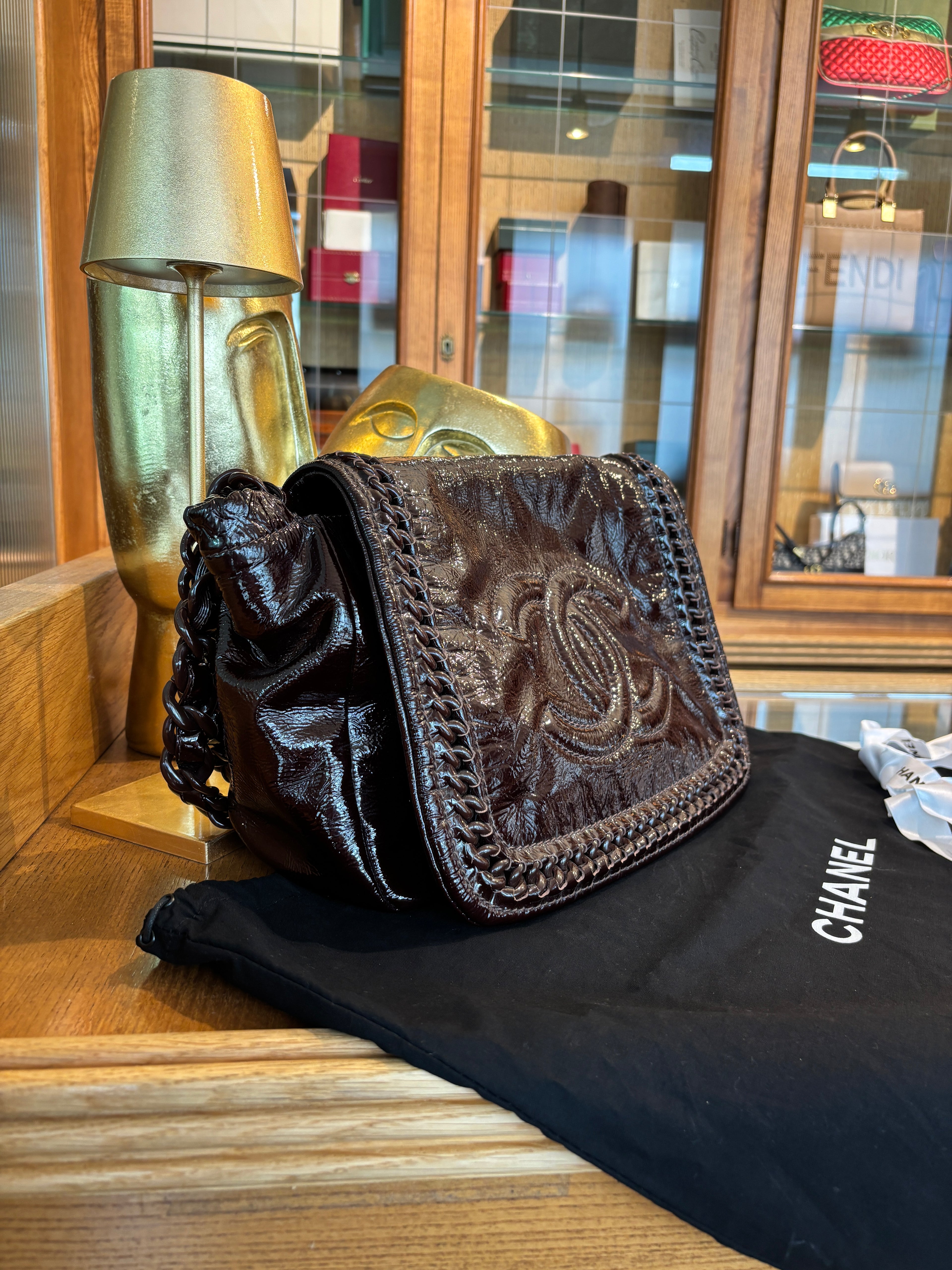 Chanel a spalla in vernice