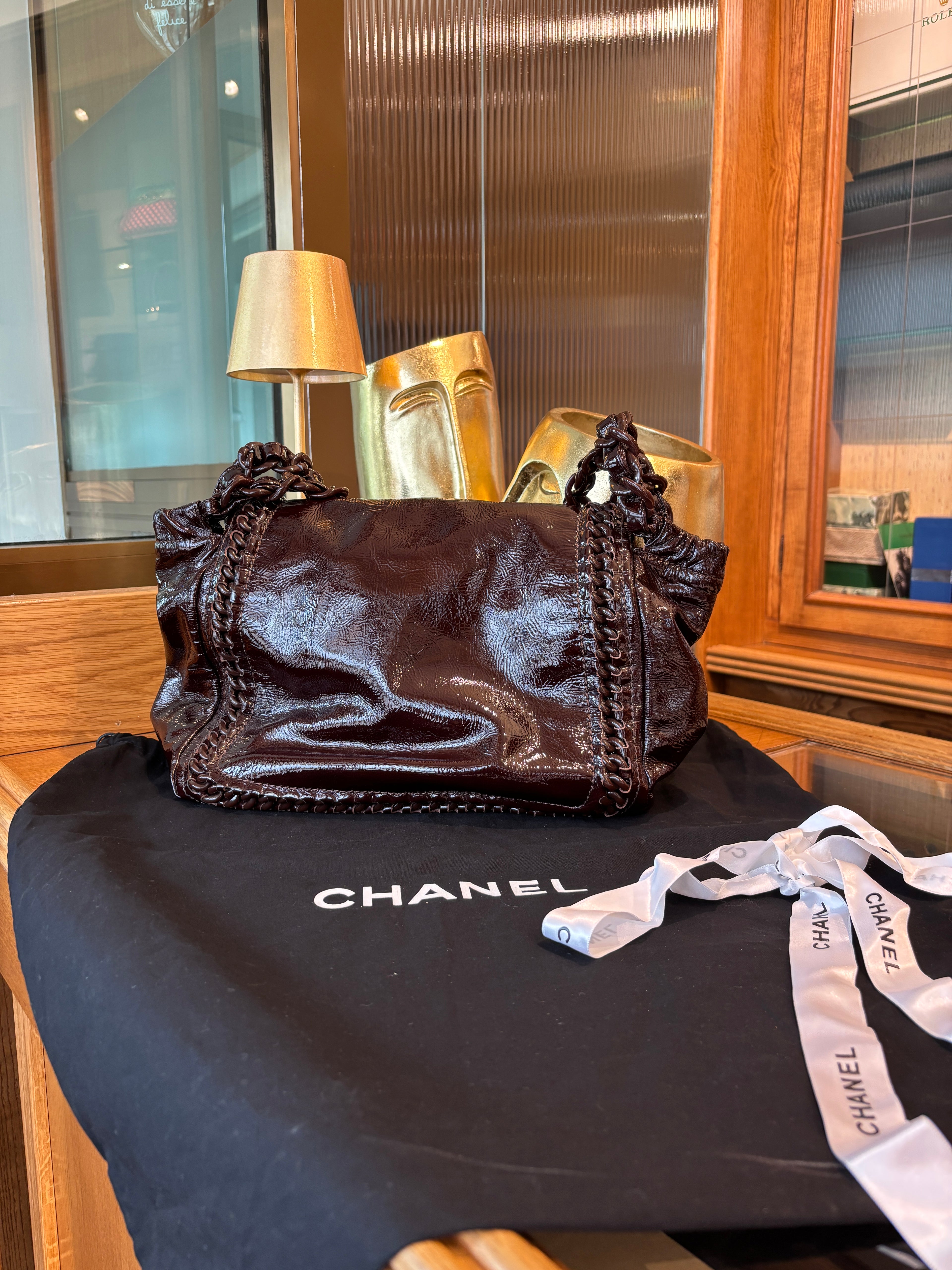 Chanel a spalla in vernice