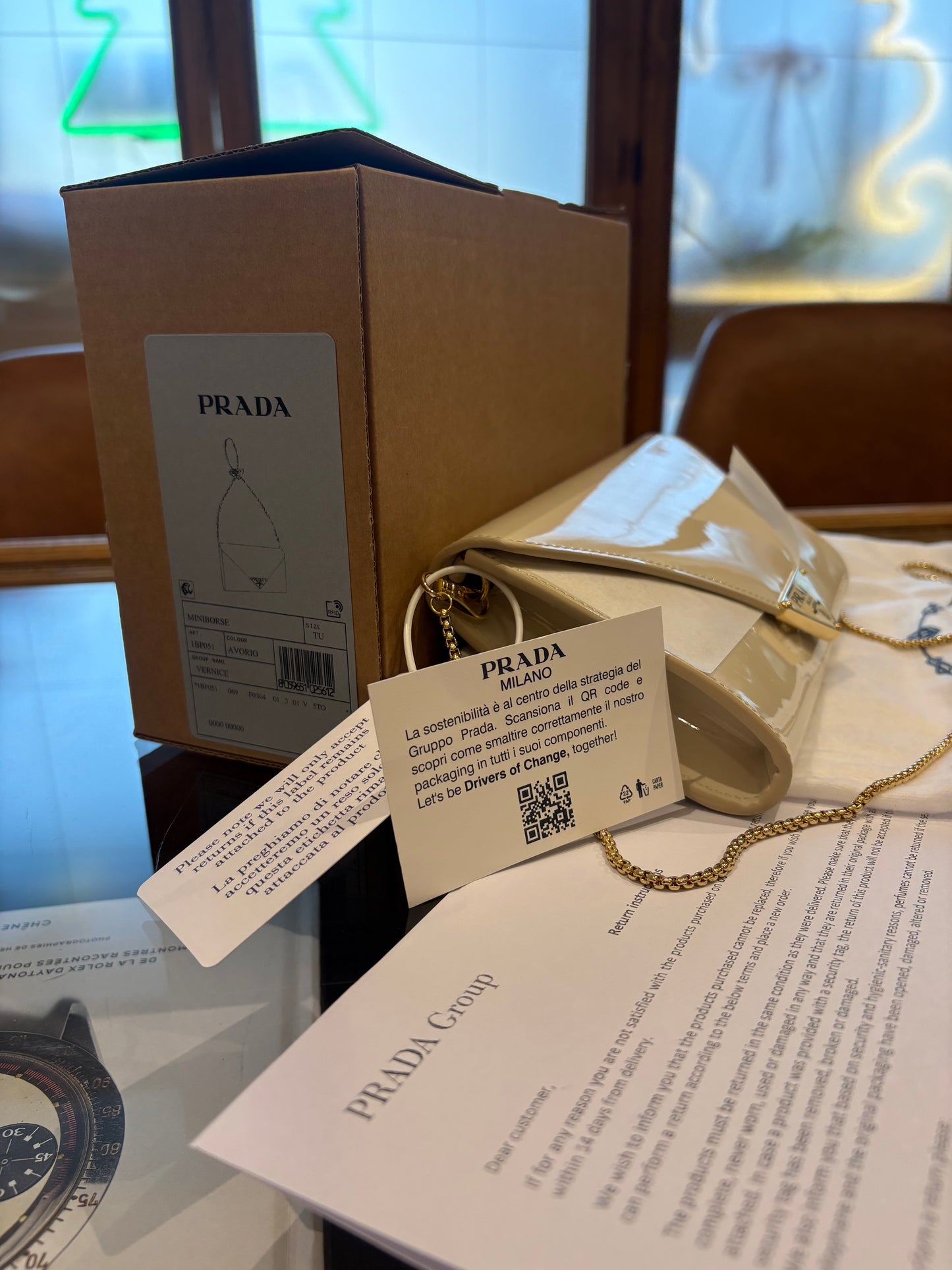 Prada in vernice con tracolla