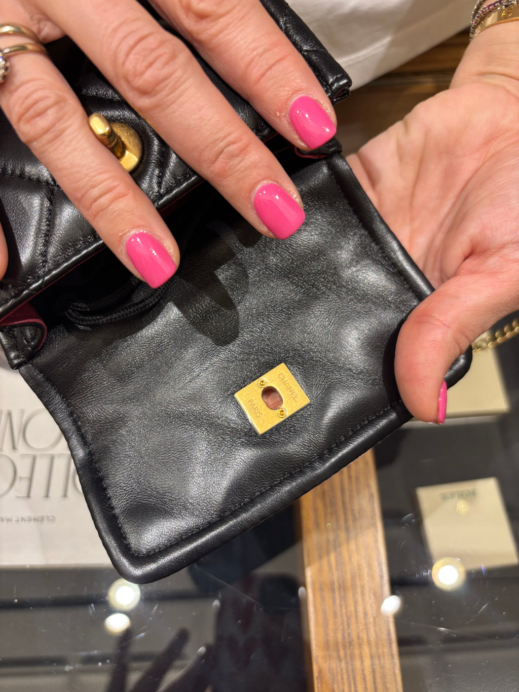 Chanel Mini Flap Bag con Ciondolo regolabile