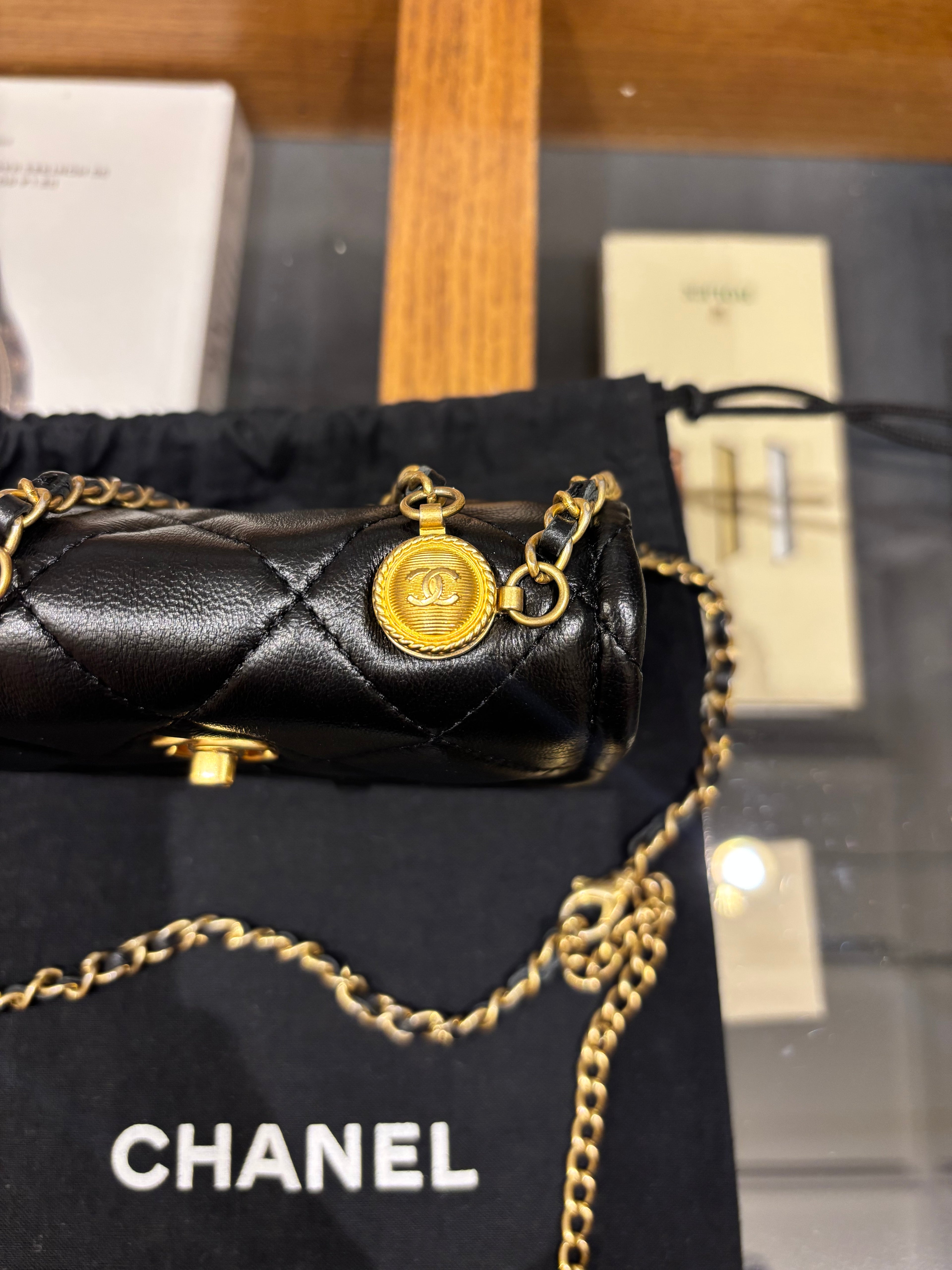 Chanel Mini Flap Bag con Ciondolo regolabile