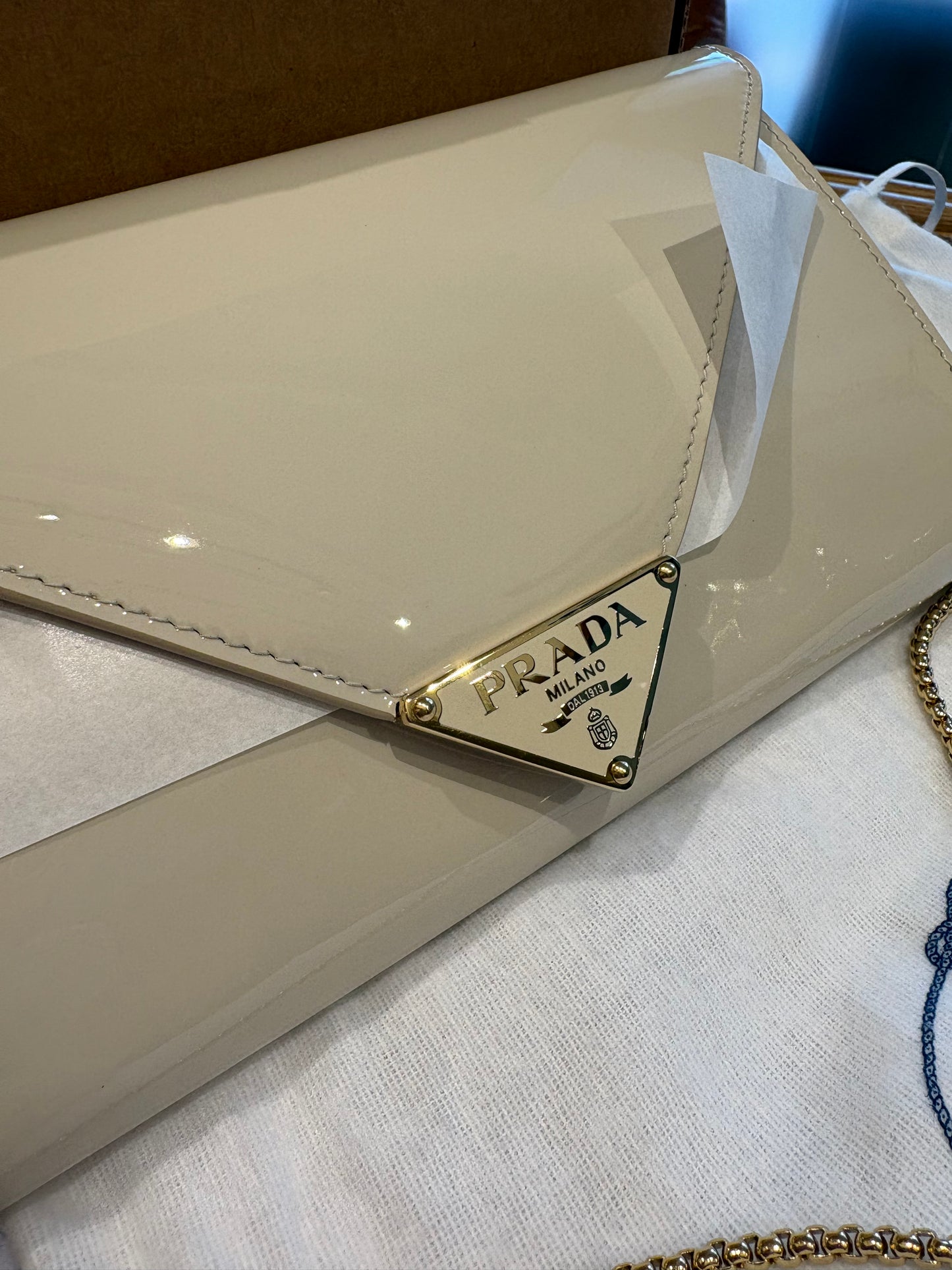 Prada in vernice con tracolla