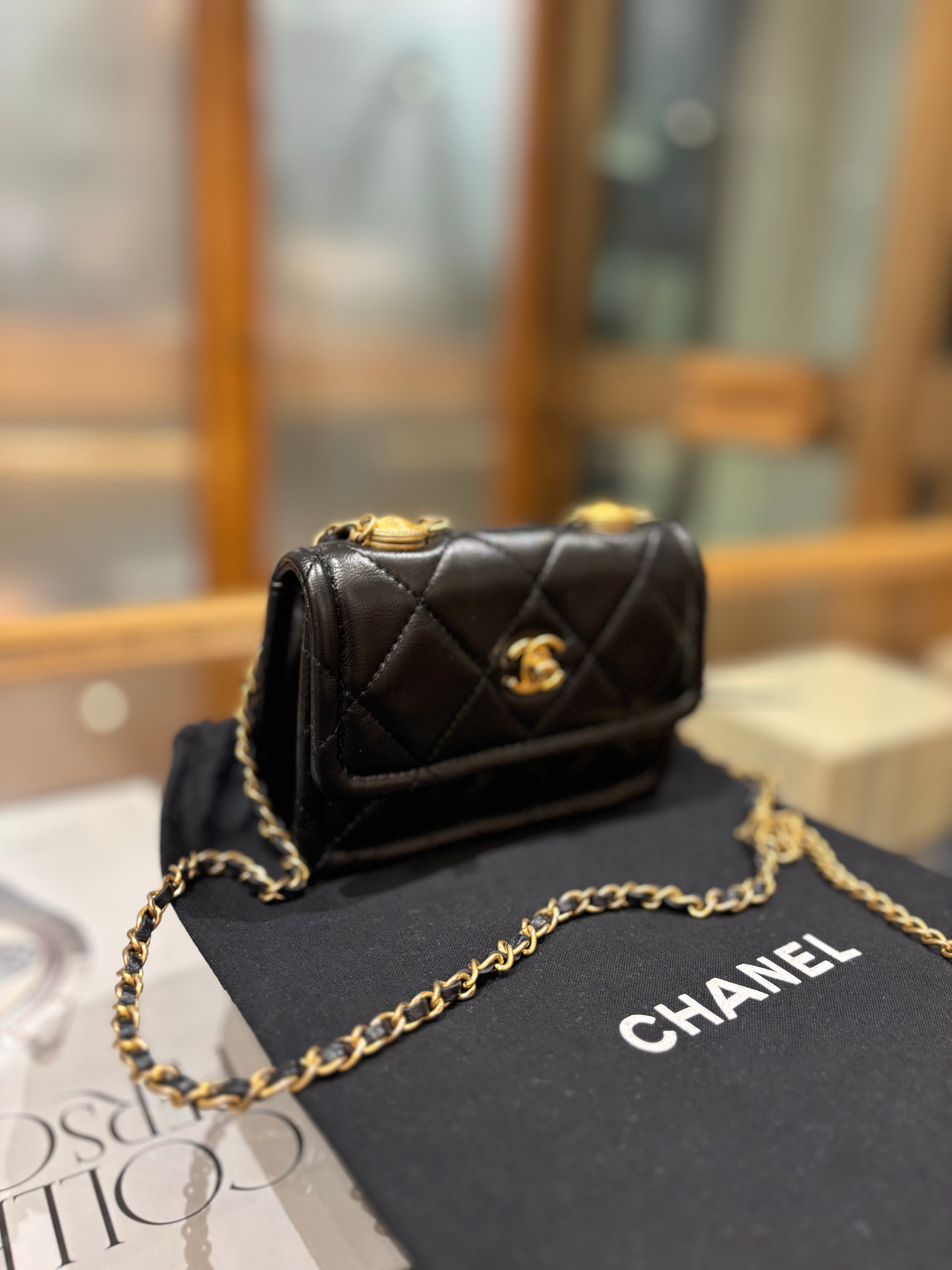 Chanel Mini Flap Bag con Ciondolo regolabile