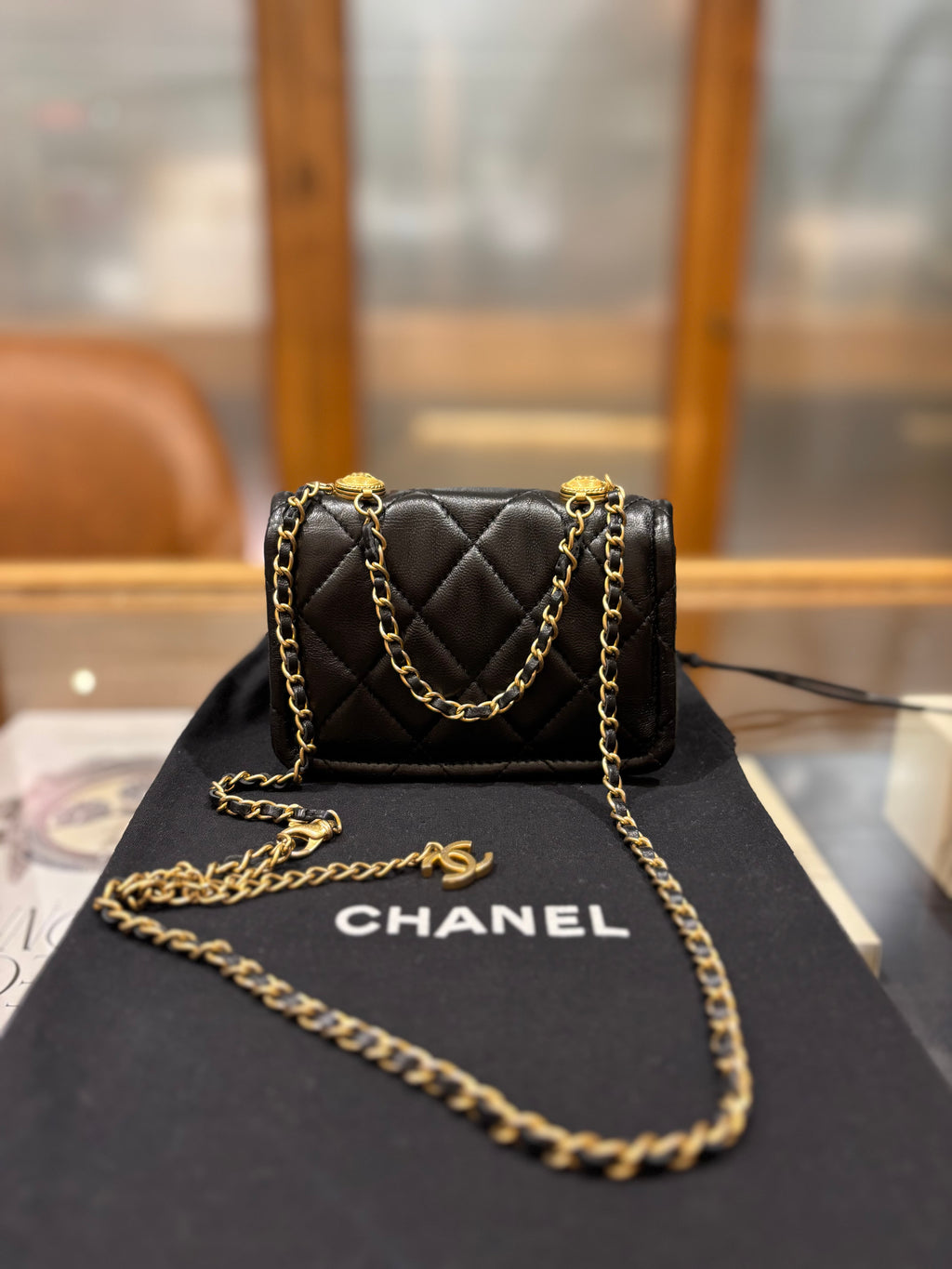 Chanel Mini Flap Bag con Ciondolo regolabile