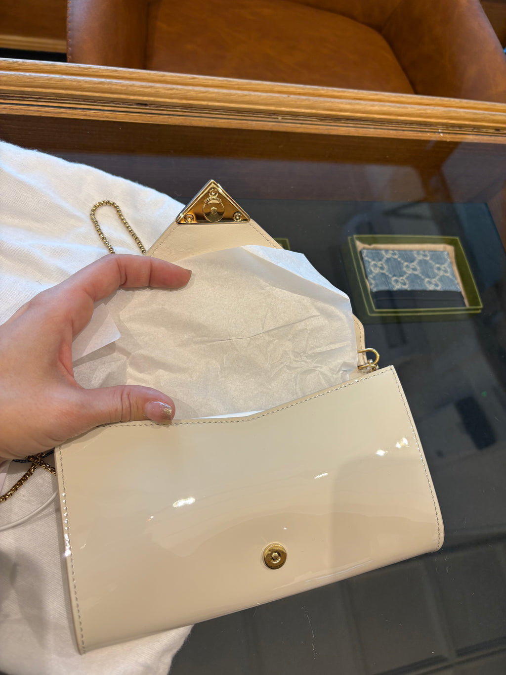Prada in vernice con tracolla