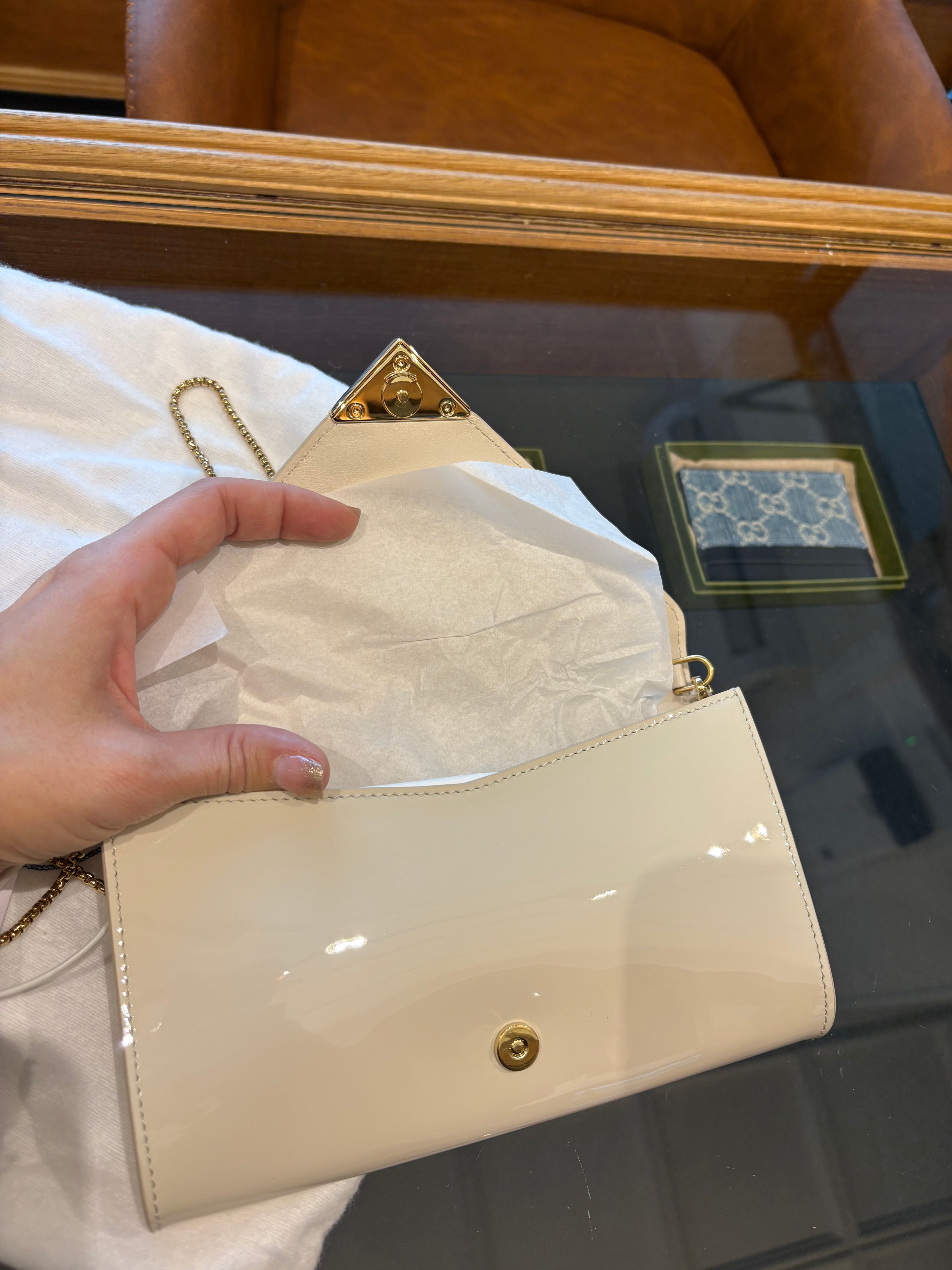Prada in vernice con tracolla