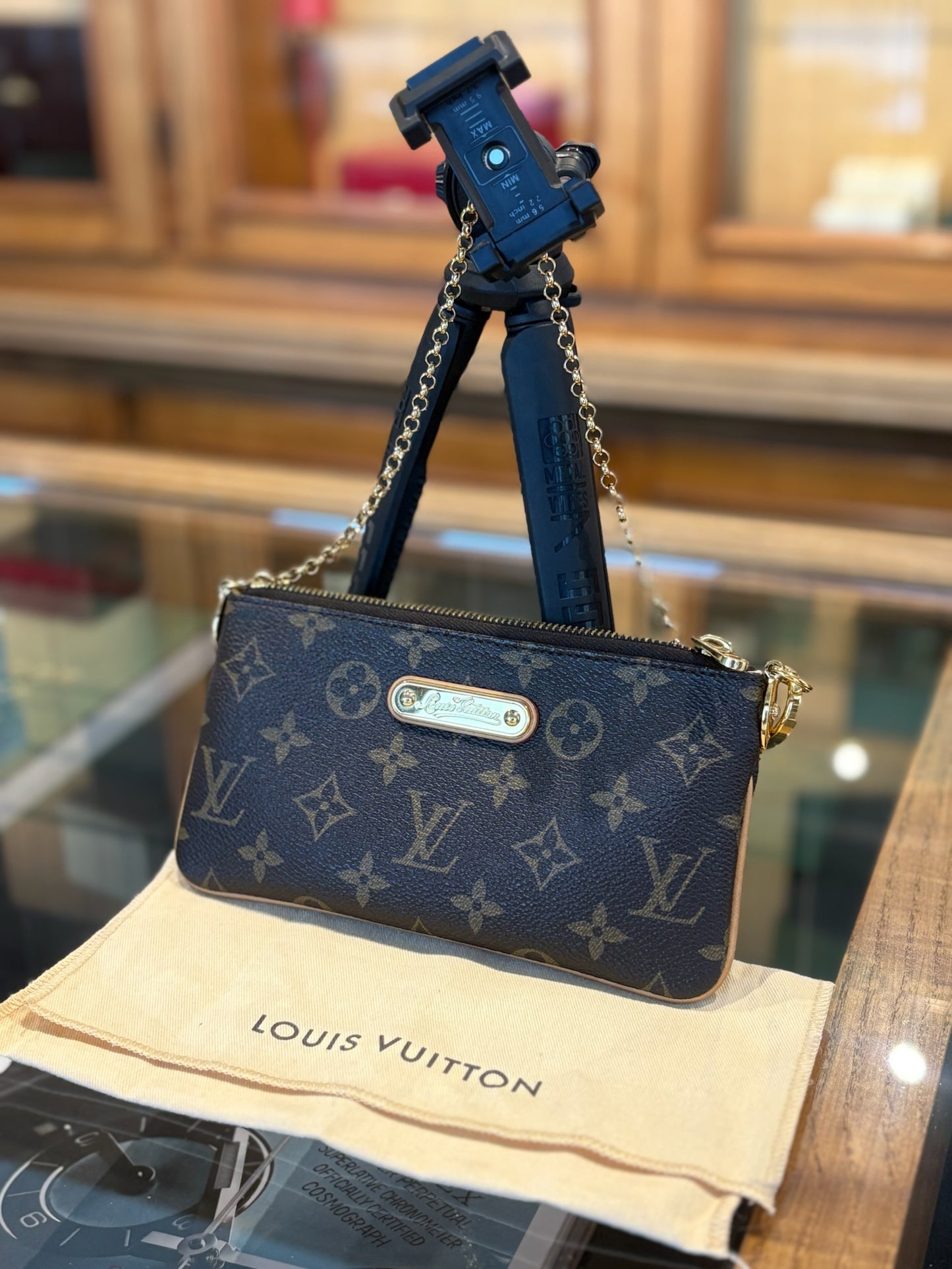 LV POCHETTE MILLA