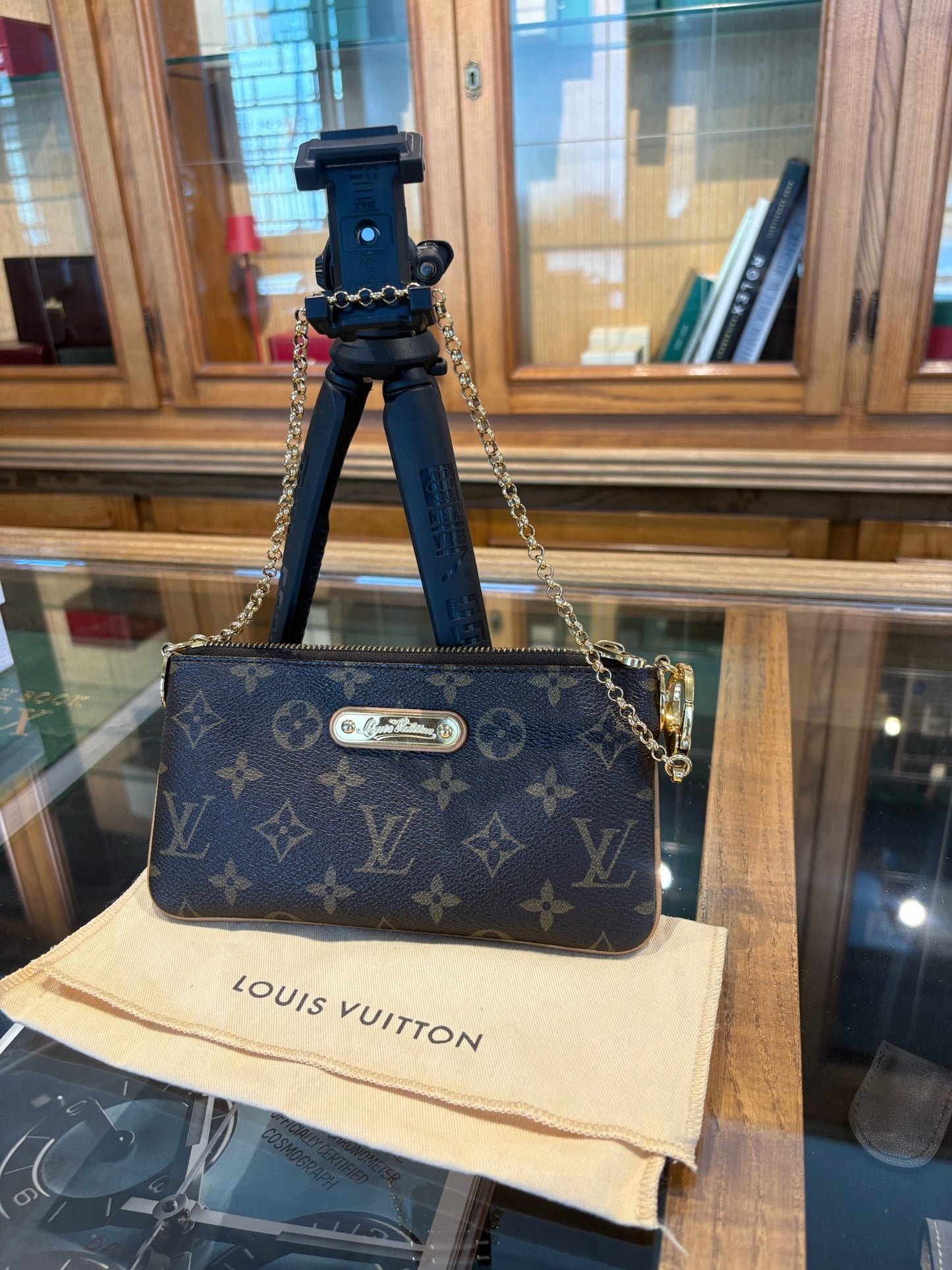 LV POCHETTE MILLA